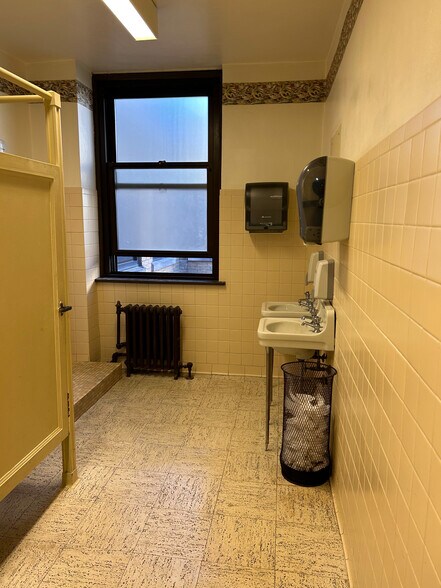 More Photos Of 4 Market St, Lockport Medical For Lease