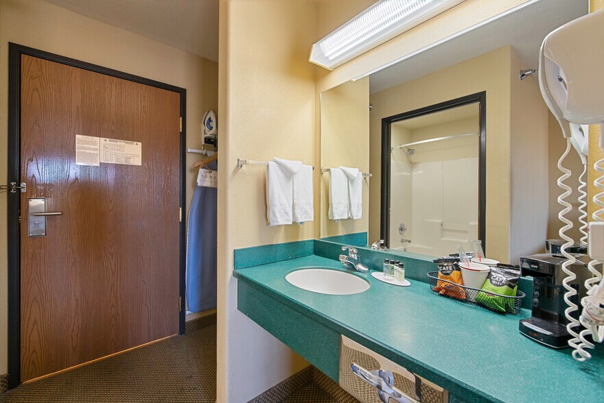 More Photos Of 1424 W Pine St, Pinedale Hotel For Sale