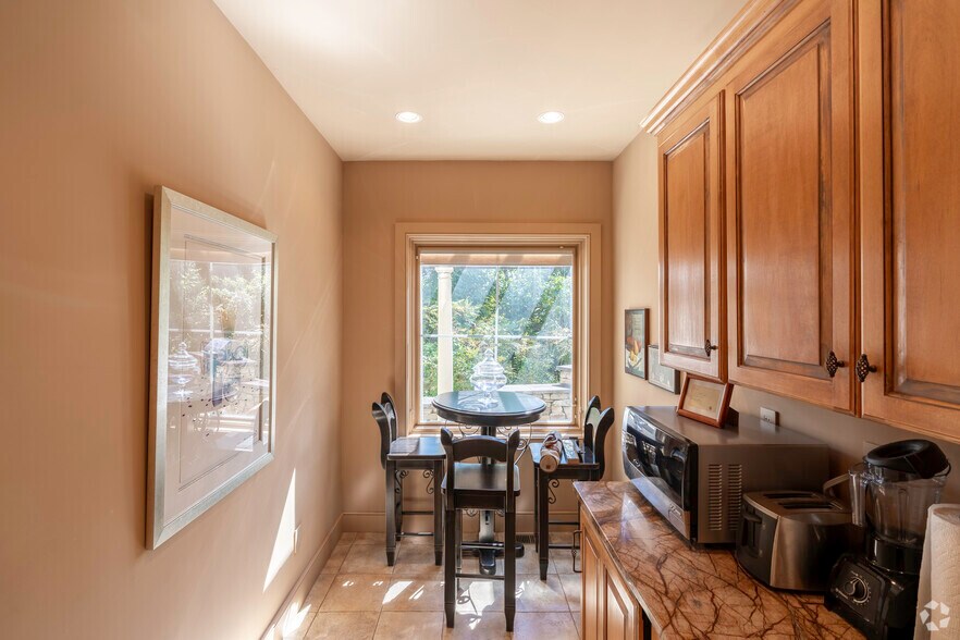 More Photos Of 83 Orchard Hill Park Dr, Leominster Office For Sale