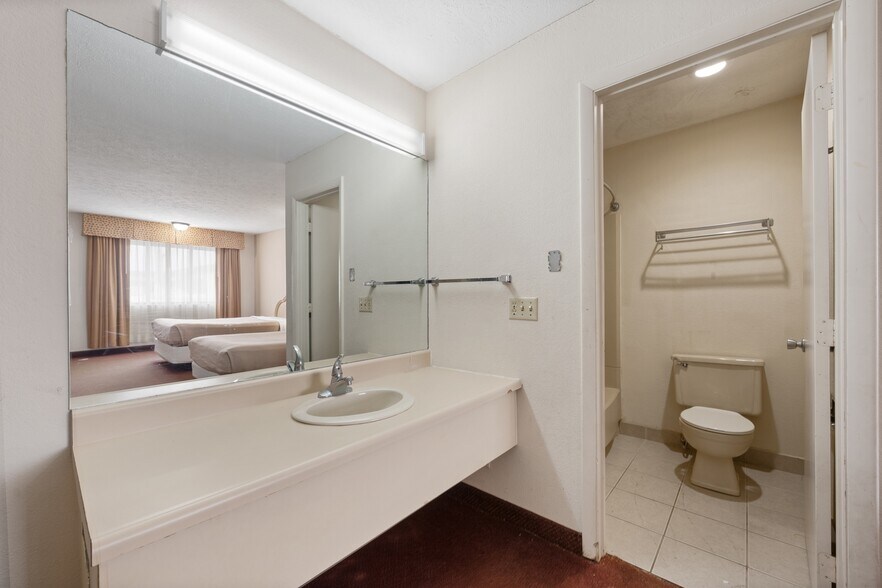 More Photos Of 1530 Cleveland Rd, Sandusky Hotel For Sale