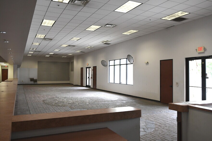 More Photos Of 3401 N Sillect Ave, Bakersfield Distribution For Lease