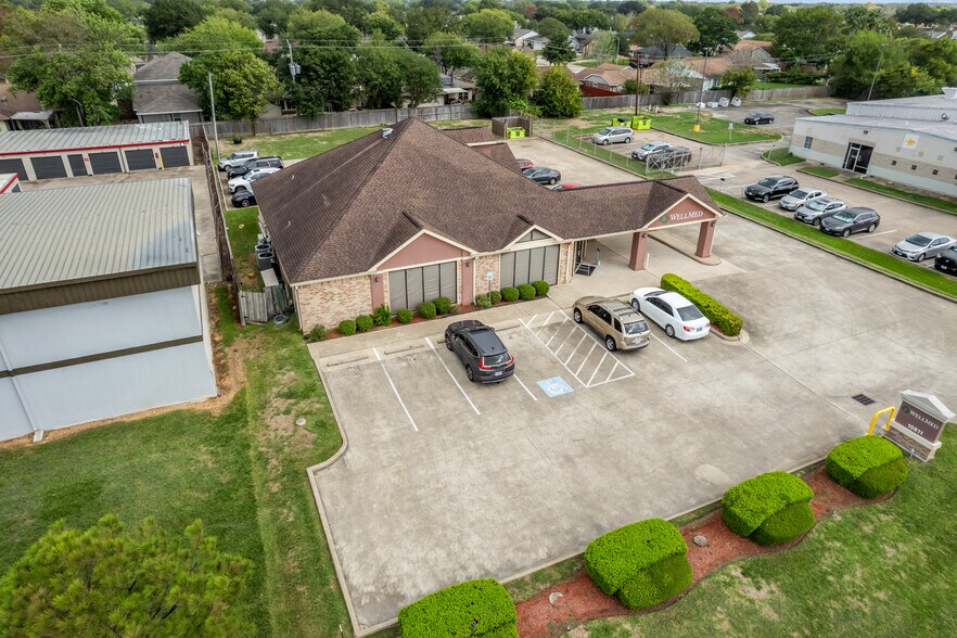 More Photos Of 10611 W Fairmont Pky, La Porte Medical For Lease