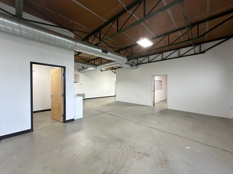 More Photos Of 845 Regal Row, Dallas Warehouse For Sale