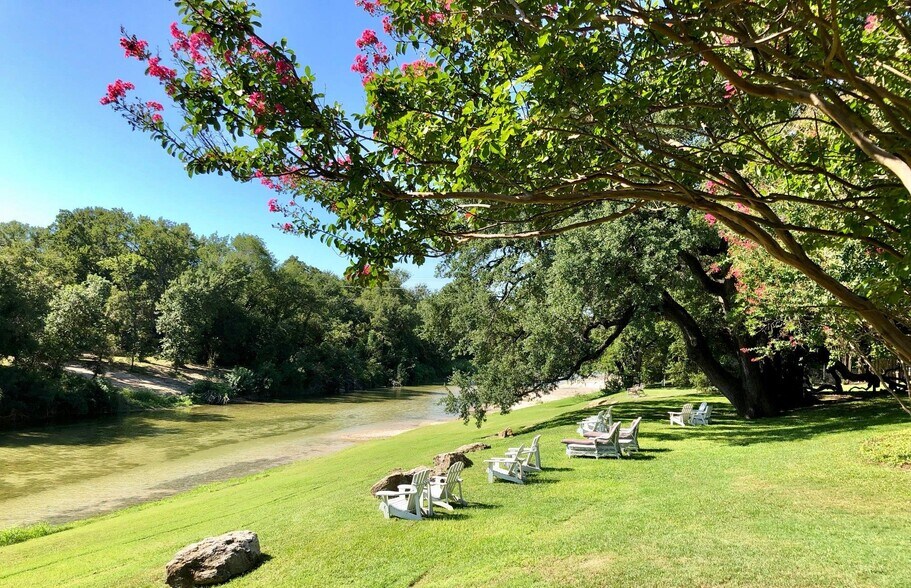 More Photos Of 205 SW Barnard St, Glen Rose Hotel For Sale