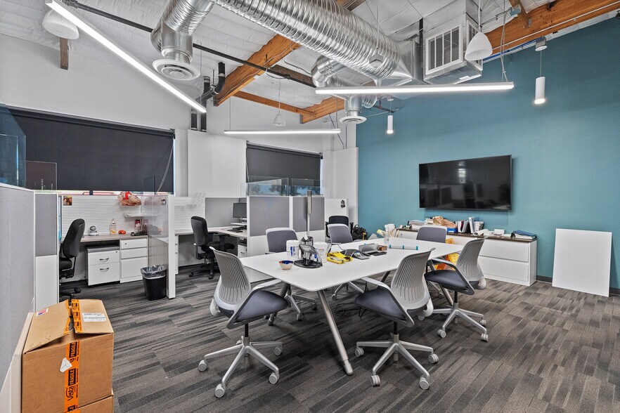 More Photos Of 2410 W Royal Palm Rd, Phoenix Light Manufacturing For Sale