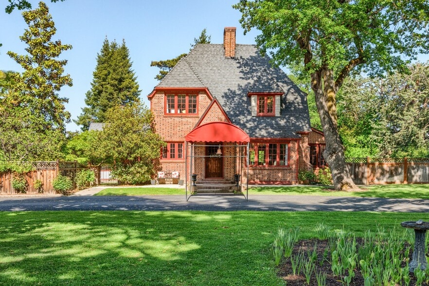 More Photos Of 2336 Table Rock Rd, Medford Freestanding For Sale