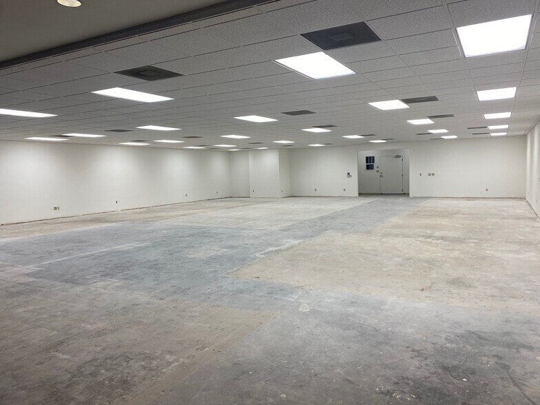 More Photos Of 17636 Chatsworth St, Granada Hills Storefront For Lease