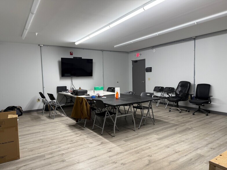 More Photos Of 586 Lewiston Junction Rd, Auburn Distribution For Sale