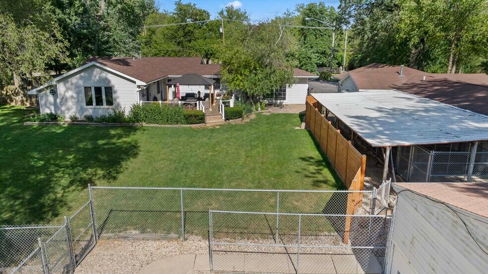 More Photos Of 4403 S Roberts Rd, Island Lake Veterinarian Kennel For Sale