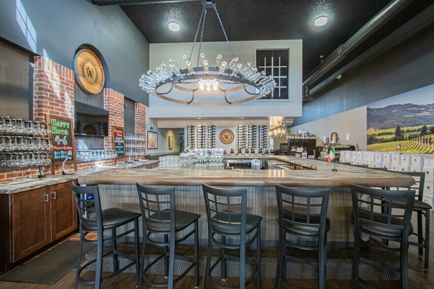 More Photos Of 104 Macomb Pl, Mount Clemens Restaurant For Sale