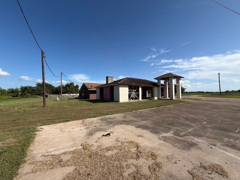 More Photos Of 111 County Road 227, East Bernard Freestanding For Lease