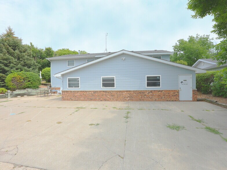 More Photos Of 123 Fairlawn Ave W, Winsted Office For Sale