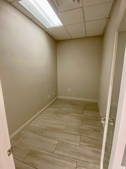 More Photos Of 1710 W Horizon Ridge Pky, Henderson Unknown For Lease