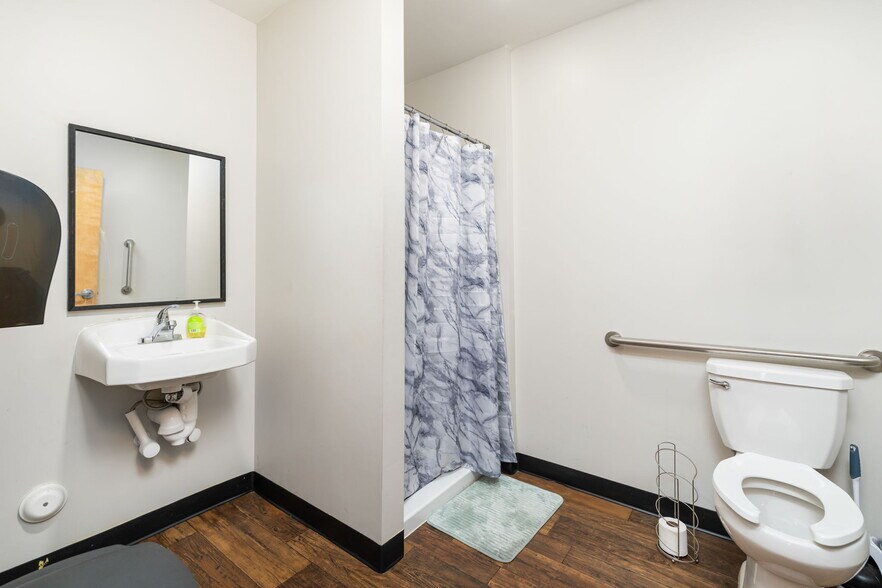 More Photos Of 111 Bank St, Oxford Sports And Entertainment For Lease