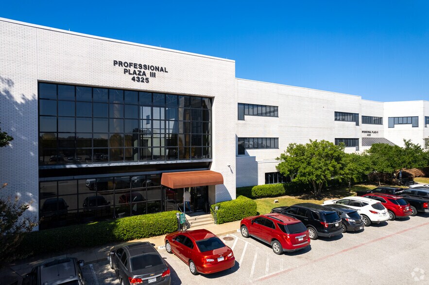 More Photos Of 4323-4343 N Josey Ln, Carrollton Hospital For Lease