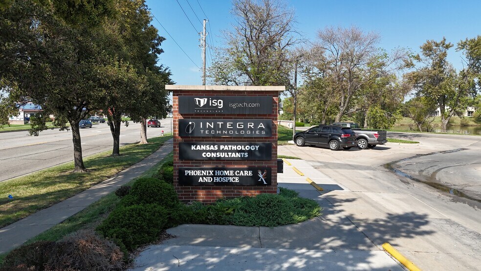 More Photos Of 3450 N Rock Rd, Wichita Flex For Lease
