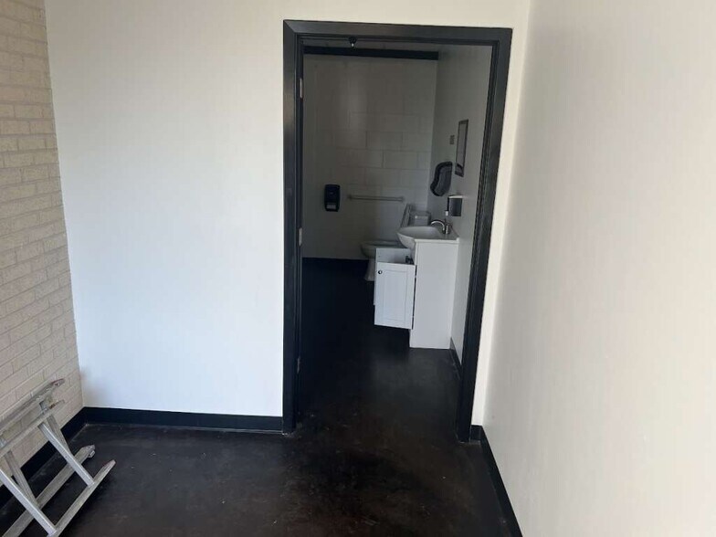 More Photos Of 1120 E Sen Carlos Truan Blvd, Kingsville Restaurant For Sale