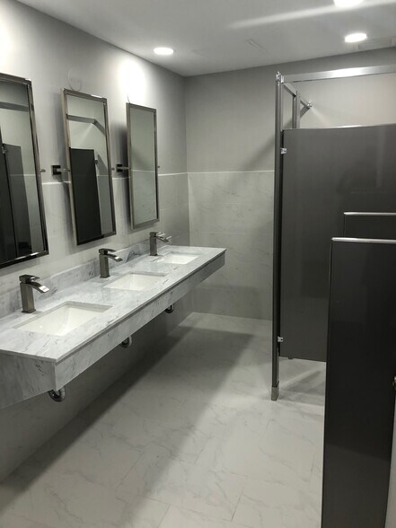 More Photos Of 325 N Hough St, Barrington Medical For Lease