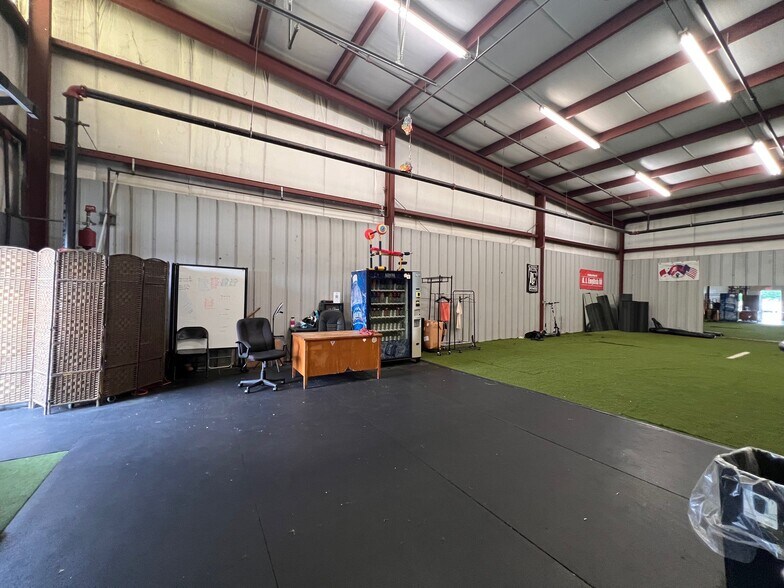 More Photos Of 101 Peoples Dr, Newark Warehouse For Lease