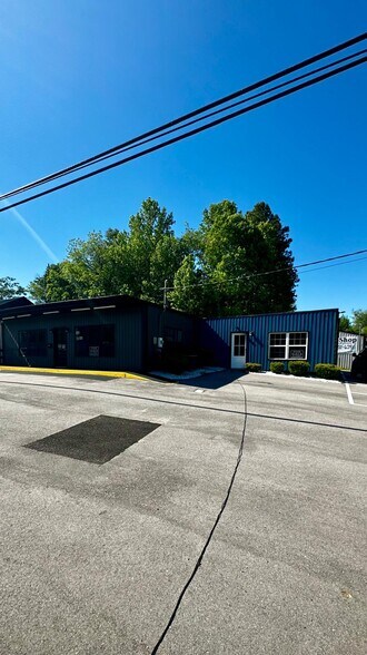 More Photos Of 430 E Broad St, Smithville Showroom For Sale