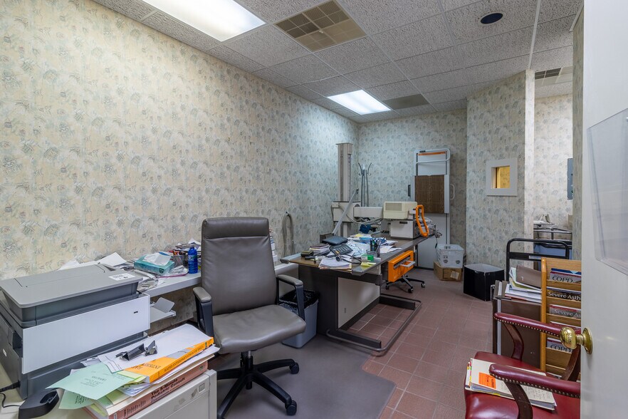 More Photos Of 1421 Ross Dr, Dalton Office For Sale