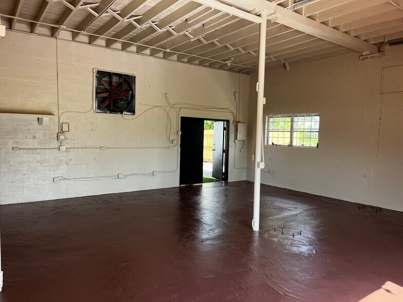 More Photos Of 309 NE 3rd St, Boynton Beach Light Distribution For Lease