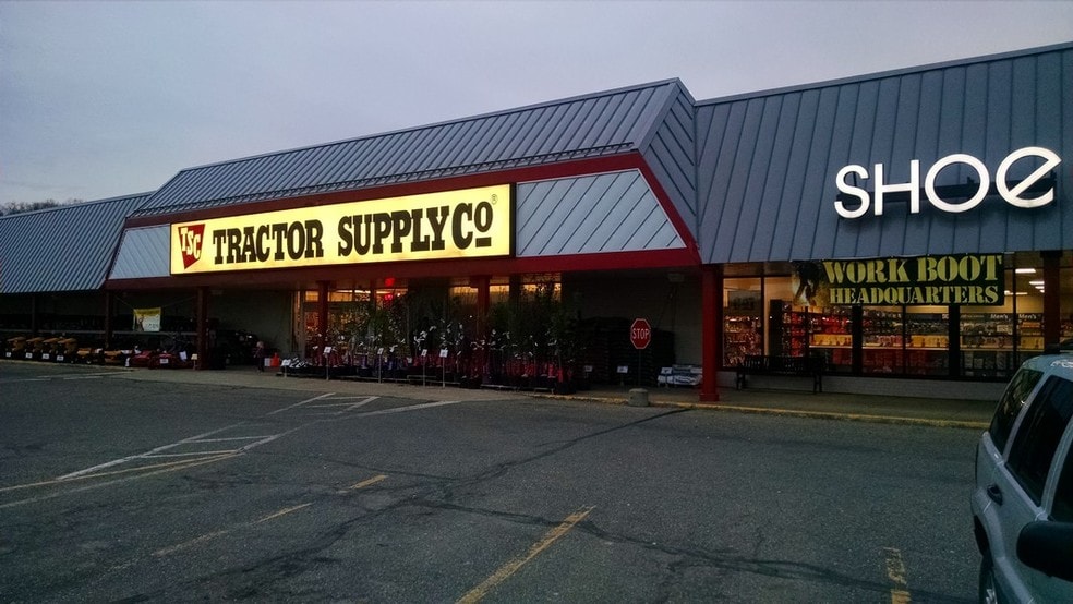 More Photos Of 300-499 Downtowner Plz, Coshocton General Retail For Sale