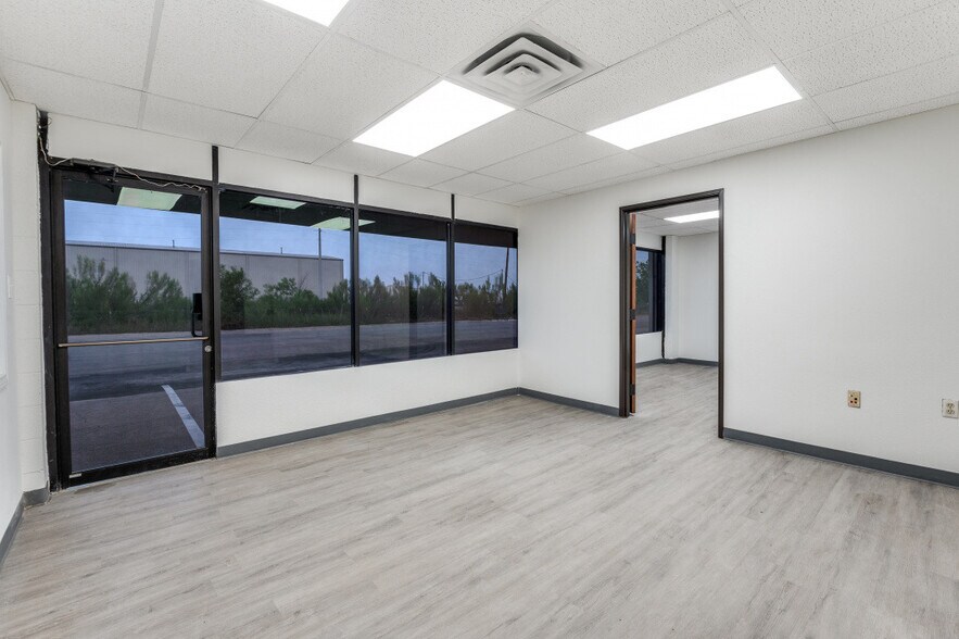 More Photos Of 8230-8238 Lovett Ave, Dallas Warehouse For Lease