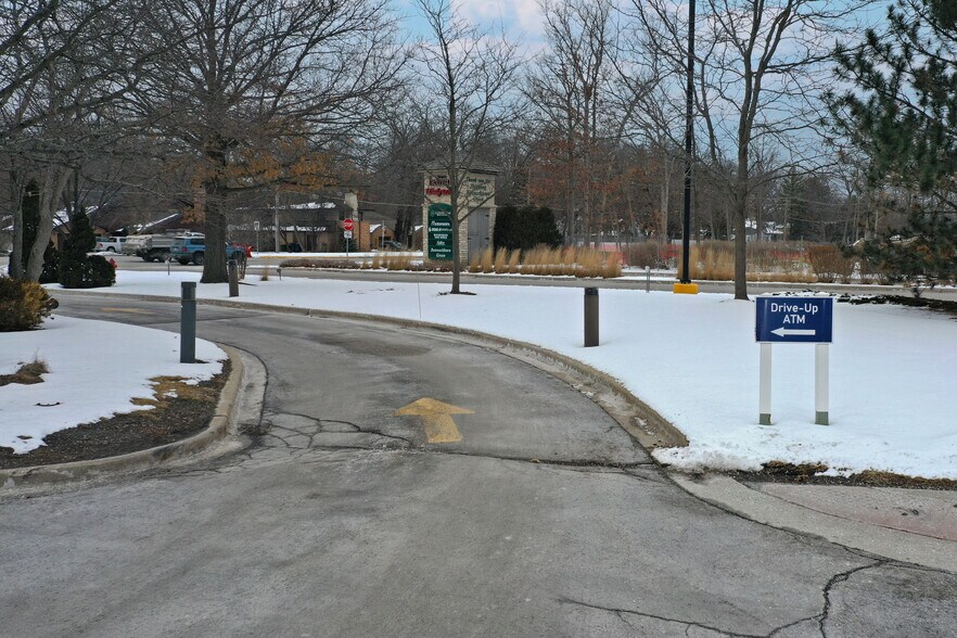 More Photos Of 2595 Waukegan Rd, Bannockburn Bank For Lease