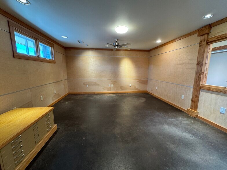 More Photos Of 4834 Vicksburg St, Dallas Manufacturing For Lease