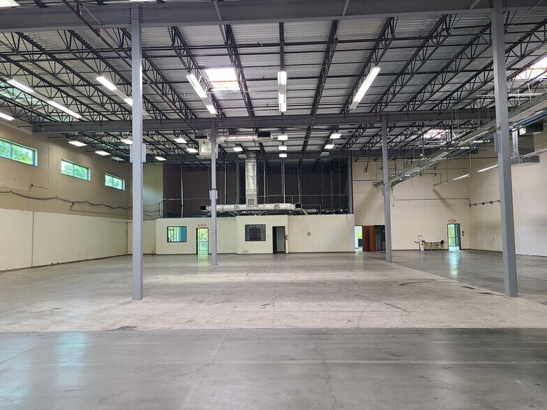 More Photos Of 9007 Tuscany Way, Austin Warehouse For Lease