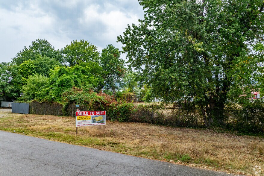 More Photos Of 2151 5th Ave REAR, Huntington Storefront Retail Office For Lease