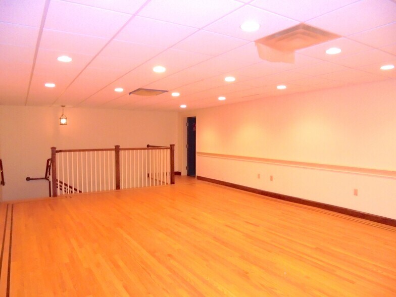 More Photos Of 256 Main St, East Windsor Research And Development For Lease