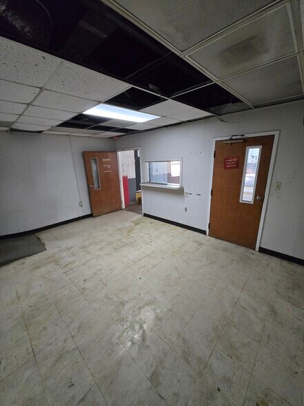 More Photos Of 121 Brooklyn Ave, Anderson Warehouse For Sale