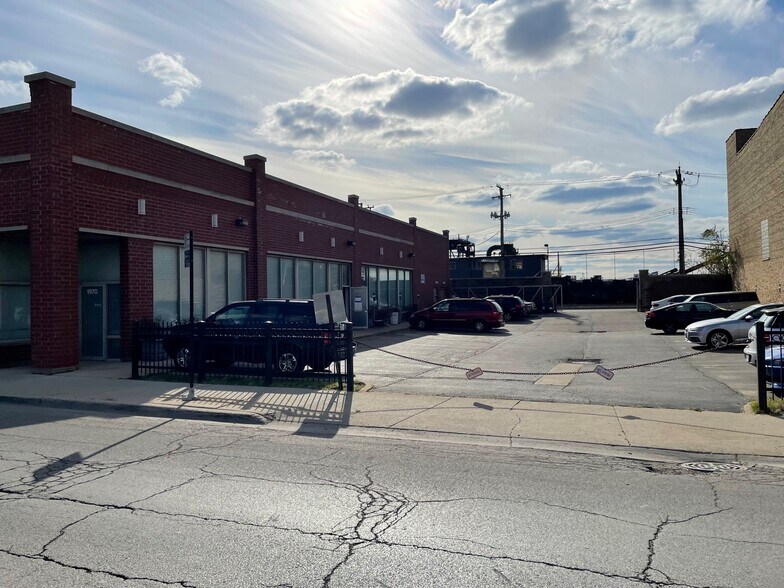 More Photos Of 1970 N Clybourn Ave, Chicago General Retail For Sale