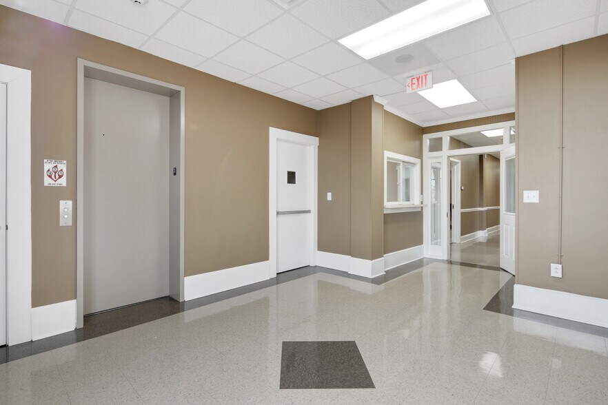More Photos Of 230 Donaldson St, Fayetteville Office For Lease