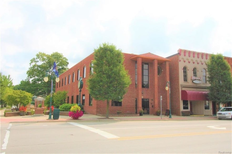 More Photos Of 107 S Main St, Almont Restaurant For Lease