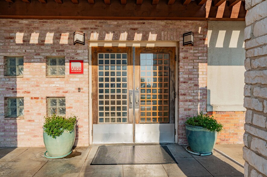 More Photos Of 8351 Justin Rd, Double Oak Veterinarian Kennel For Sale