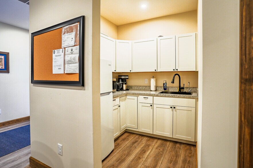 More Photos Of 430 Commerce Ln, West Berlin Showroom For Sale