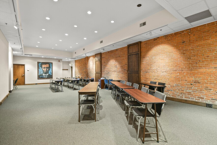 More Photos Of 206 S 6th St, Springfield Office For Sale