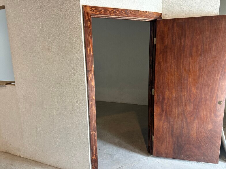 More Photos Of 138 Live Oak St, Marlin Storefront Retail Office For Sale