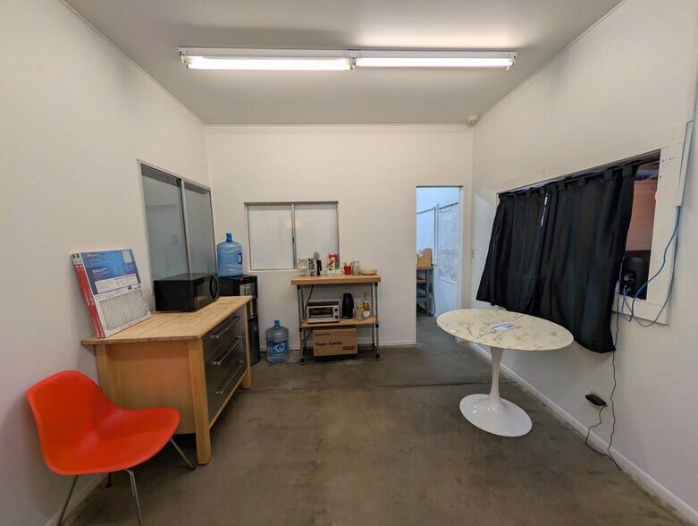 More Photos Of 2240-2246 Fair Park Ave, Los Angeles Showroom For Sale