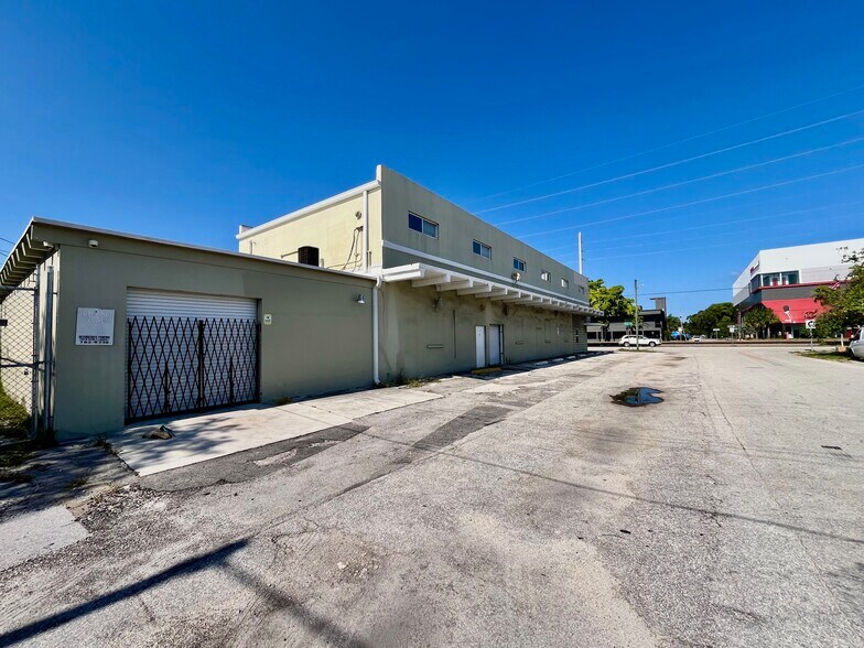 More Photos Of 2000 N Dixie Hwy, Hollywood Light Manufacturing For Sale