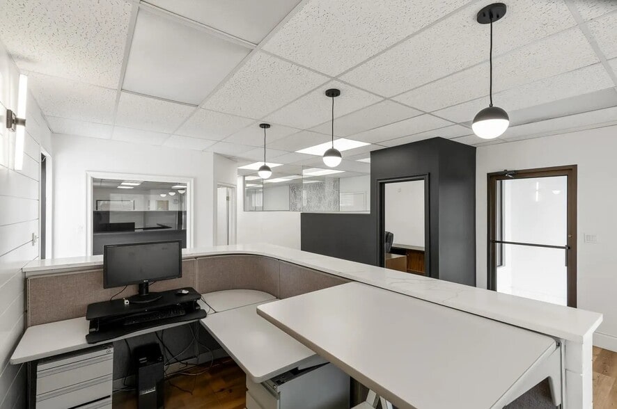 More Photos Of 696 Hamilton Rd, London Office For Lease
