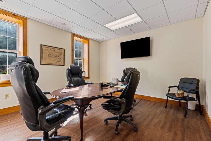 More Photos Of 501 Main St, Odessa Office For Sale