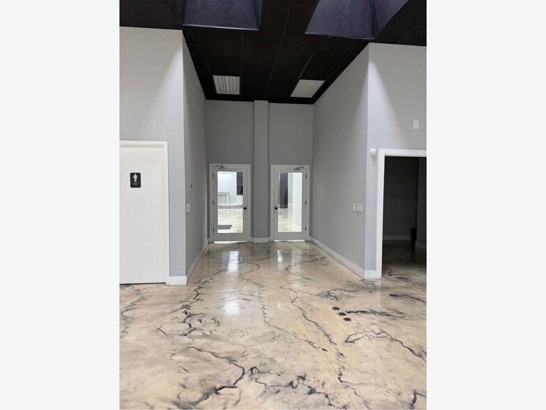 More Photos Of 10400 D Alpharetta St, Roswell Flex For Lease