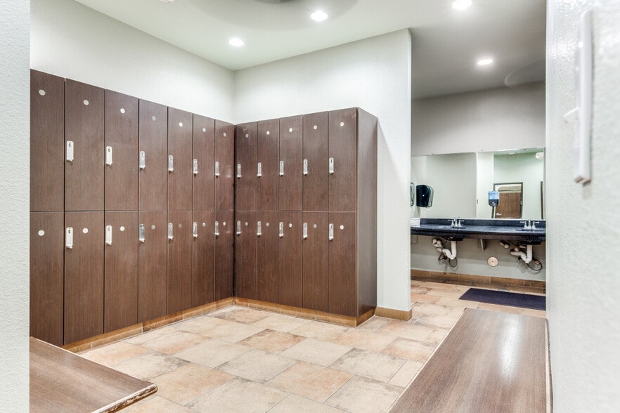 More Photos Of 1000 E Main St, Midlothian Supermarket For Lease