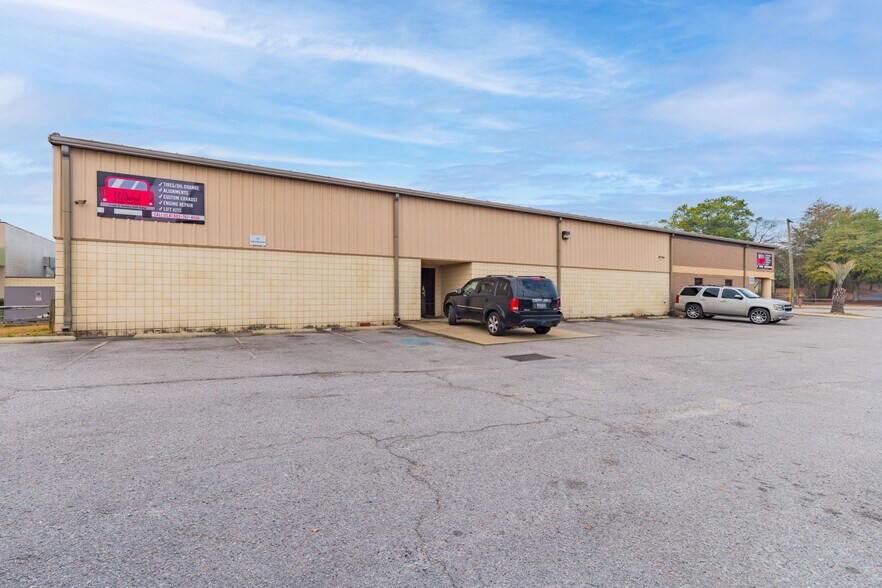 More Photos Of 111 N 12th St, West Columbia General Retail For Sale