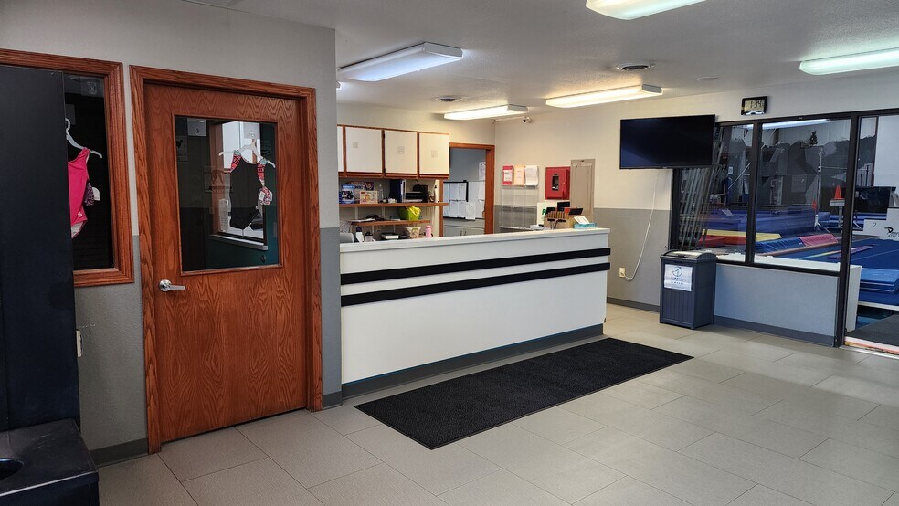 More Photos Of 2080 W 20th Ave, Oshkosh Flex For Sale