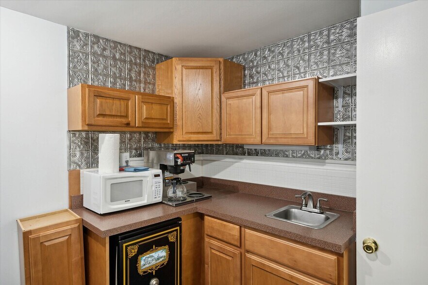 More Photos Of 22610 Rosewood St, Oak Park Office Residential For Sale